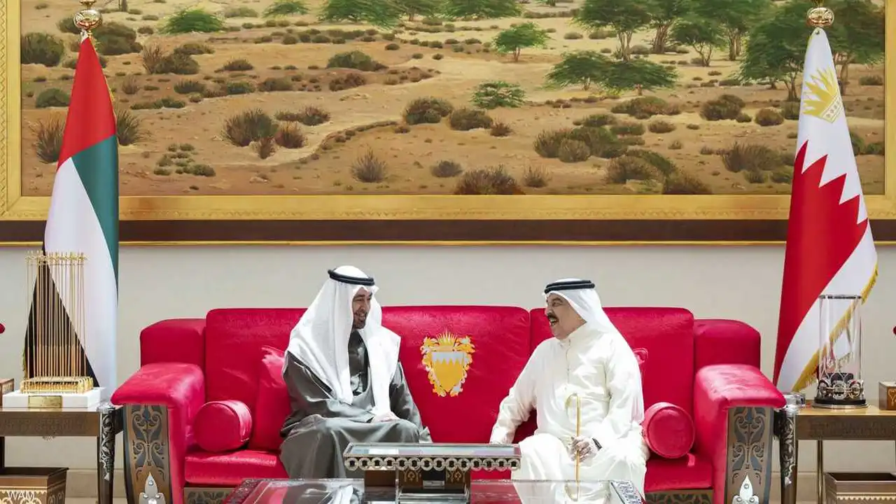 رئيس الإمارات وملك البحرين يناقشان المستجدات الإقليمية